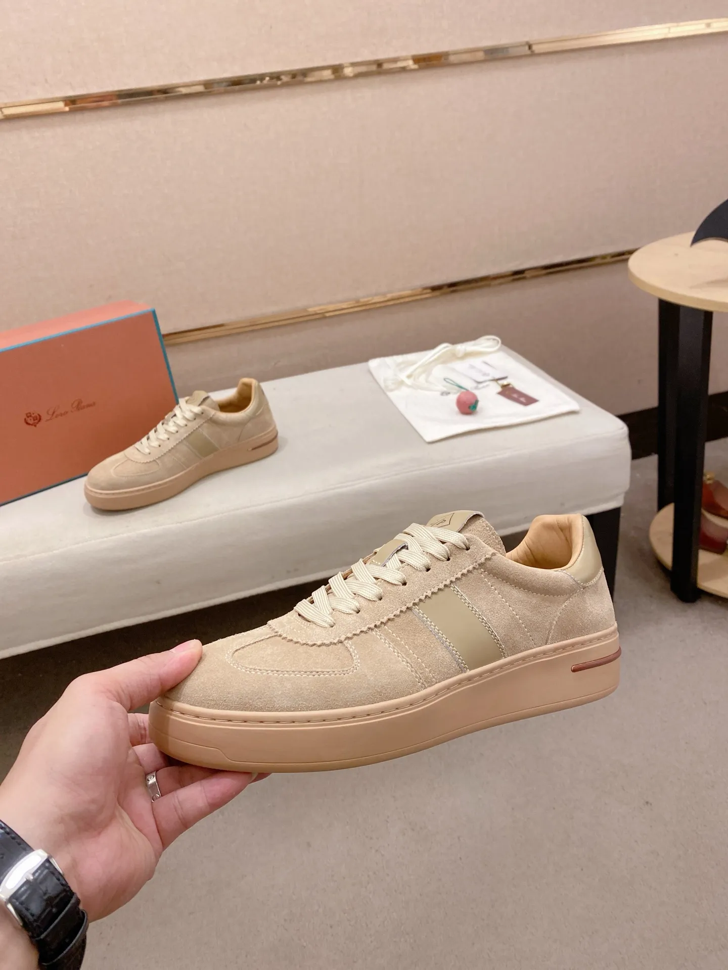 Men's shoes💰: 580💰🔥𝐥𝐨𝐫𝐨 𝐏𝐢𝐚𝐧𝐚 lp classic loafers, an Italian treasure brand, the only brand that can match Hermès! Only after wearing it do we realize that we can’t live up to our feet. The upper is made of imported first-layer cowhide with breathable fly-knit fabric, water-dyed cowhide foot pads, and the official original glass rubber outsole and pendant. Exclusive original packaging (tag ➕ brand paper ➕ outer box ➕ hand bag) code number: 38-44. Can be customized 45-46